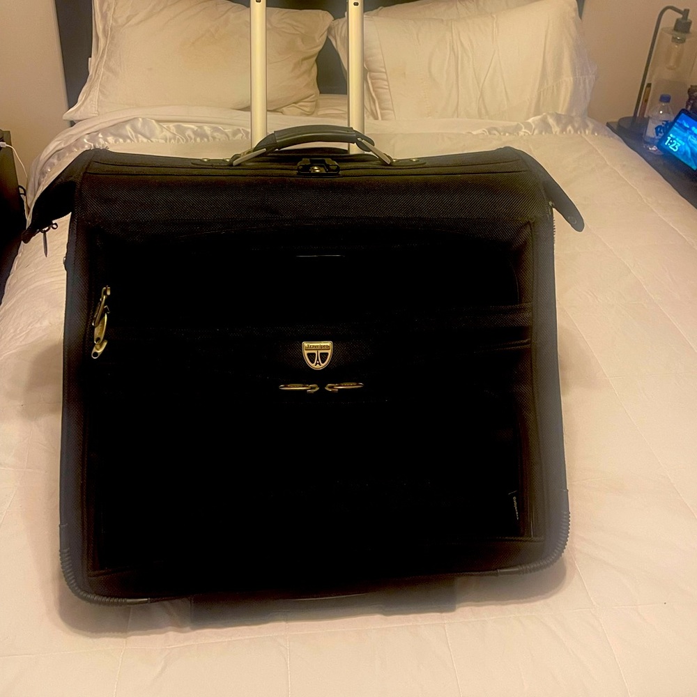 Vintage Deluxe TravelPro Rolling  Garment Luggage Black MSRP $695